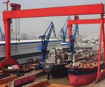 Shipbuilding gantry crane