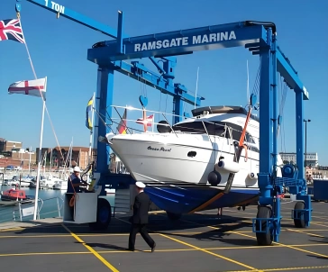 Hydraulic mobile yacht marina crane
